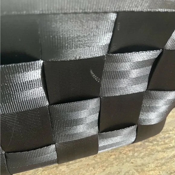 Harveys The Original Seatbelt Bag Silver Shoulder Bag - Picture 8 of 16